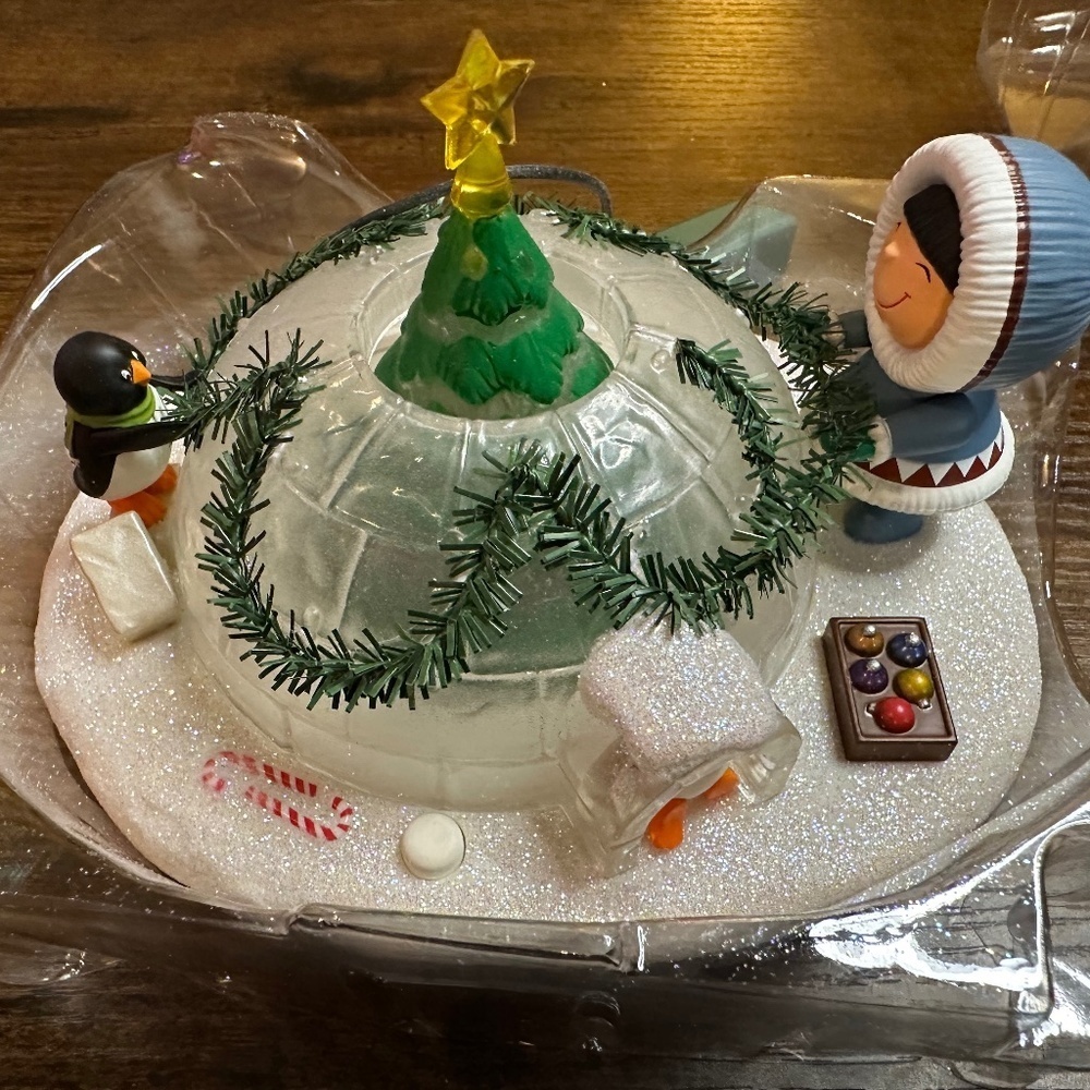 Hallmark Keepsake Dome For the Holidays Tabletop Decoration, Frosty Friends​​​